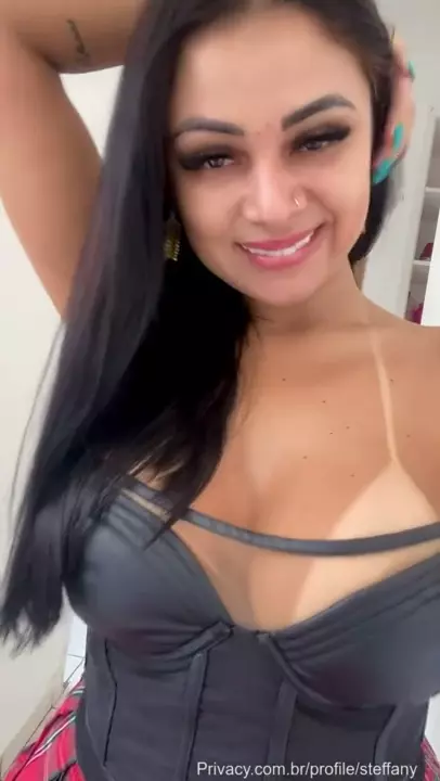 Steffany, toda espertinha, de saia xadrez e com um brinquedinho na bucetinha